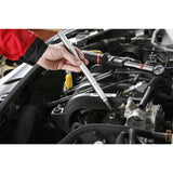 Bougie d’allumage Facom, outillage auto, couleur argent, en utilisation dans un moteur