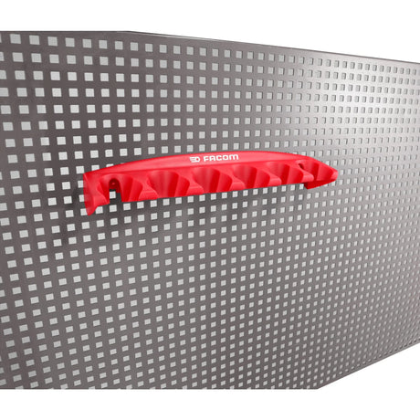 Porte-outils FACOM rouge fixé sur panneau perforé, support mural pour outils