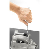 Clé plate Facom, outil de bricolage chromé, utilisée sur pièce métallique grise.