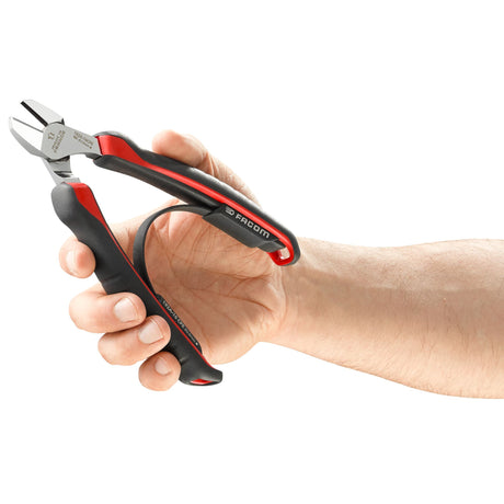 Pince coupante Facom, outil de couleur noire et rouge, tenue en main