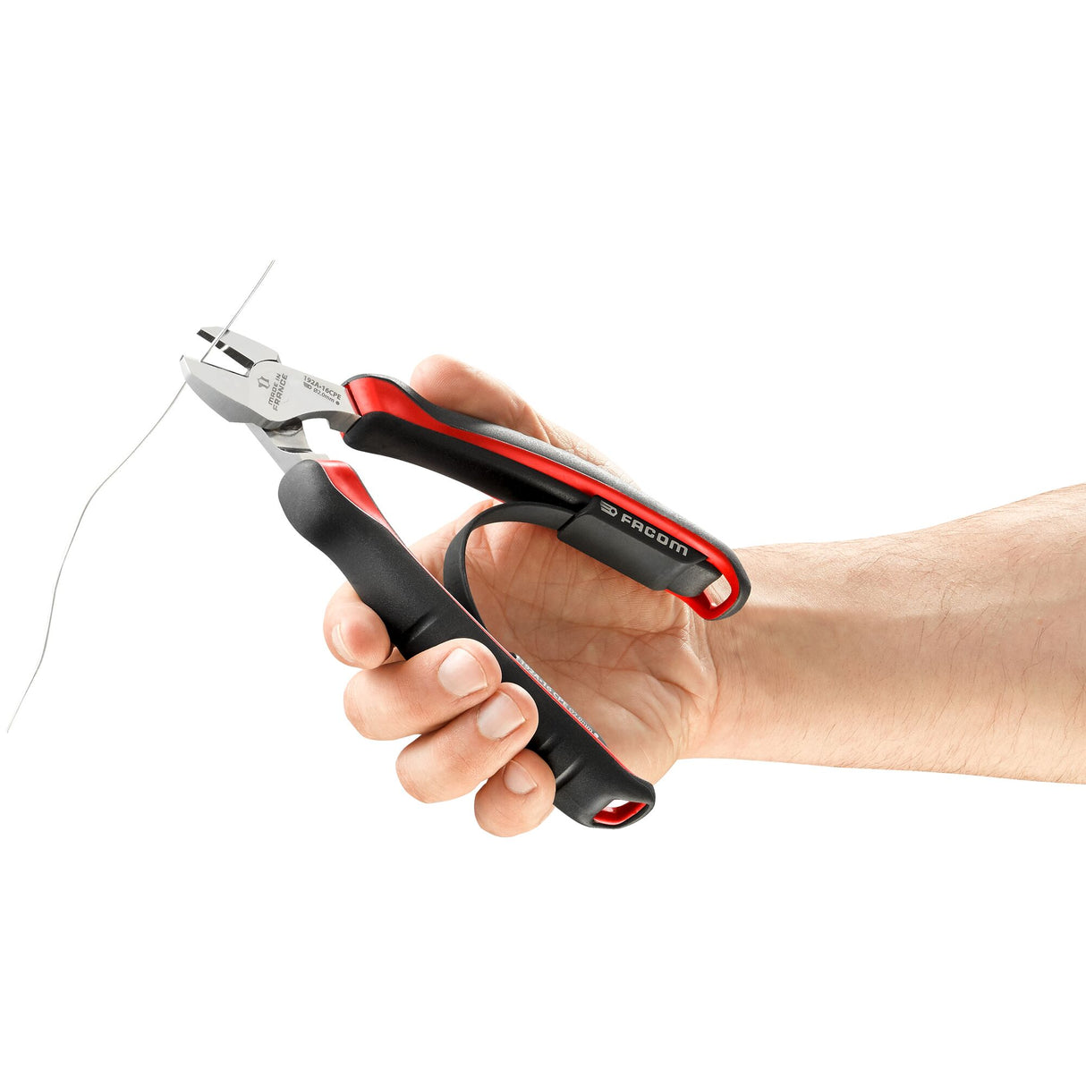 Pince coupante Facom, outil noir et rouge, utilisée pour couper un fil métallique.