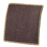 Tapis Facom, tapis antidérapant marron avec bordure jaune.
