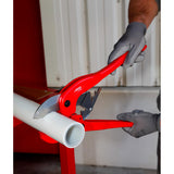 Pince coupe-tube rouge Virax, outil de plomberie pour tube PVC blanc