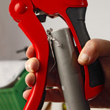 Coupe-tube Facom rouge découpant un tuyau gris, outillage plomberie