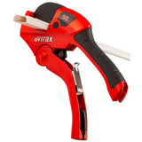 Coupe-tube Virax, outil de plomberie rouge et noir, coupe de tuyau plastique.