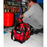 Sac à outils Virax rouge pour plombier, utilisé sur un chantier de plomberie.