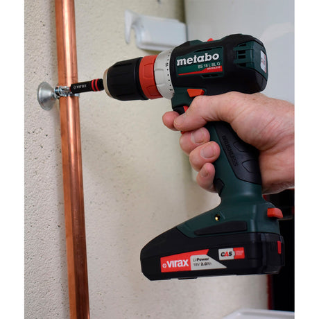 Perceuse sans fil Metabo verte, type visseuse, utilisée sur tuyau cuivre.