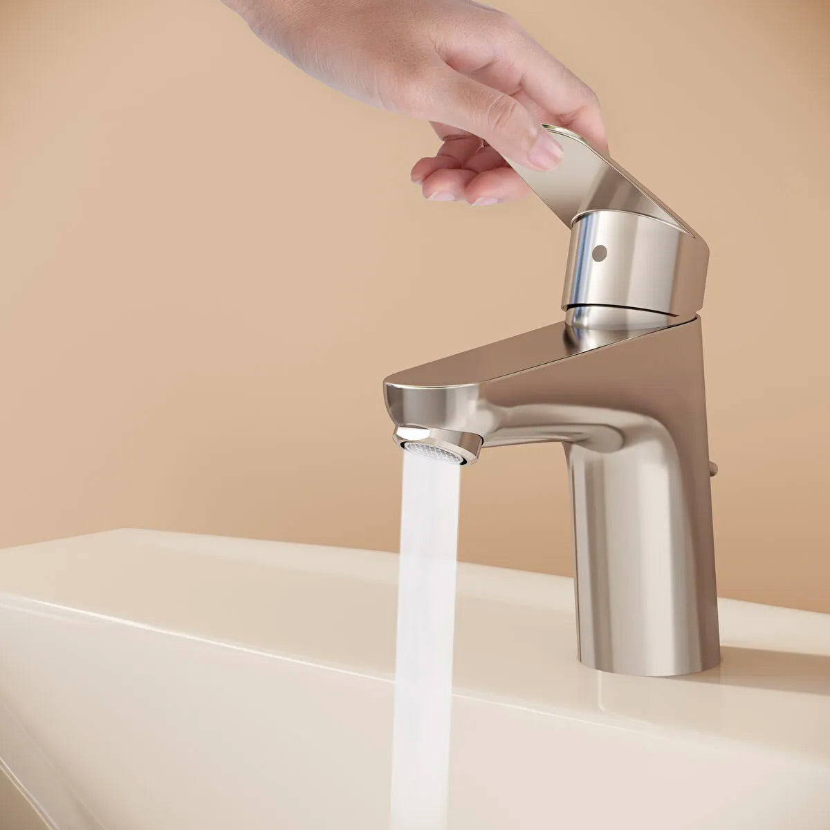 Mitigeur Grohe, robinet de lavabo, finition chromée, eau coulant, design moderne.