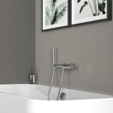 Mitigeur bain-douche Grohe, robinet chromé, installé sur mur gris, couleur argent.