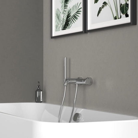 Mitigeur bain-douche Grohe, robinet chromé, installé sur mur gris, couleur argent.