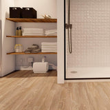 Pompe de relevage Sanifloor+ SFA avec bonde Ø90 pour receveurs extra-plat, vue de face, en fonctionnement.