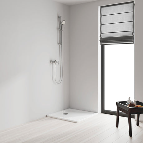 Receveur de douche blanc marque Roca, design rectangulaire, installé dans une salle de bain moderne