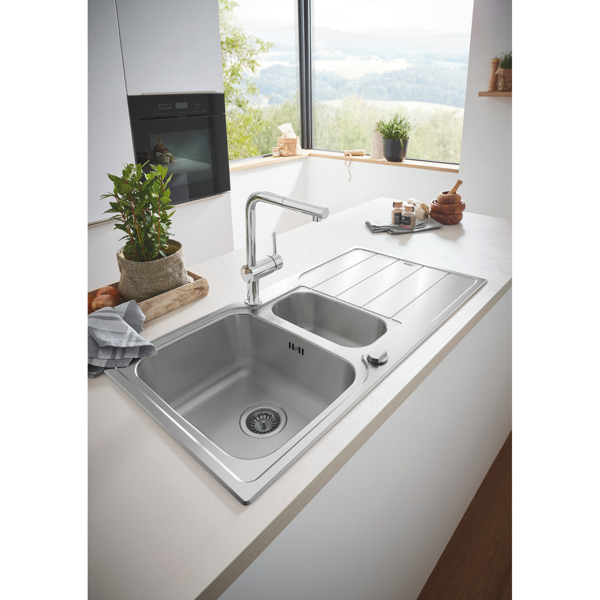 Évier Grohe double bac en acier inoxydable, couleur argent, installé dans une cuisine moderne