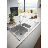 Évier Grohe double bac en acier inoxydable, couleur argent, installé dans une cuisine moderne