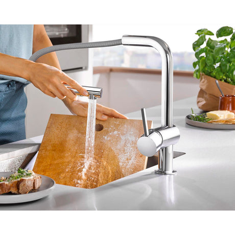 Mitigeur de cuisine Grohe chromé avec douchette extractible, robinet moderne argenté.