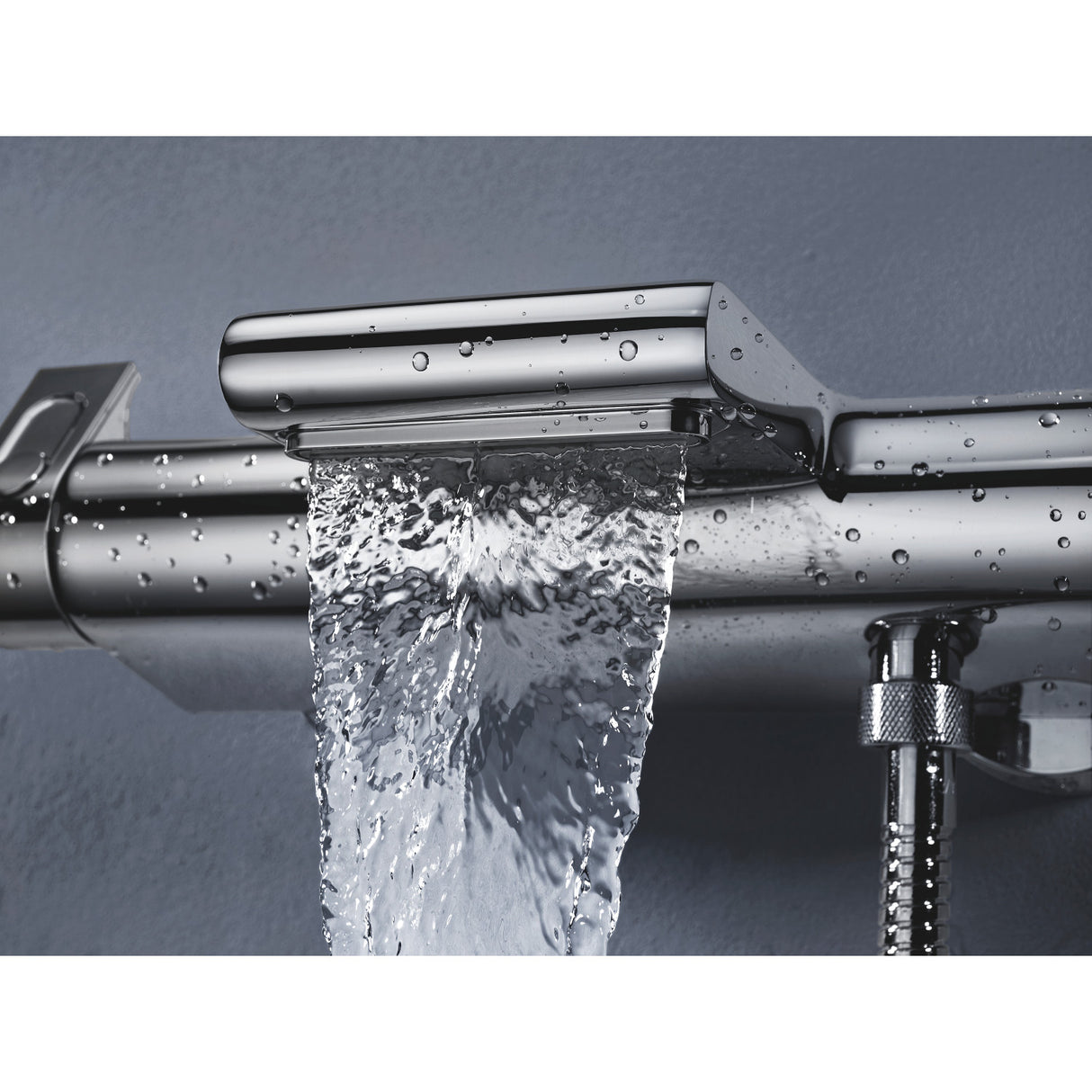 Robinetterie Grohe chromée, mitigeur mural design avec cascade d'eau, couleur argentée.
