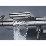 Robinetterie Grohe chromée, mitigeur mural design avec cascade d'eau, couleur argentée.