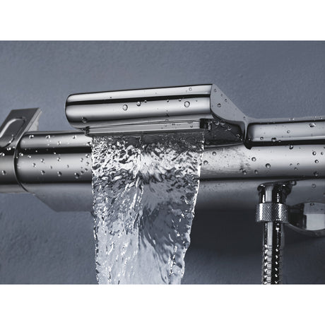 Robinetterie Grohe chromée, mitigeur mural design avec cascade d'eau, couleur argentée.