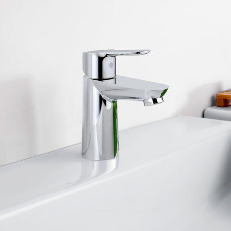 Mitigeur chromé Grohe, robinet de lavabo moderne, couleur argentée.
