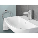 Mitigeur Grohe, robinet de lavabo chromé, couleur argent, installé sur vasque blanche.