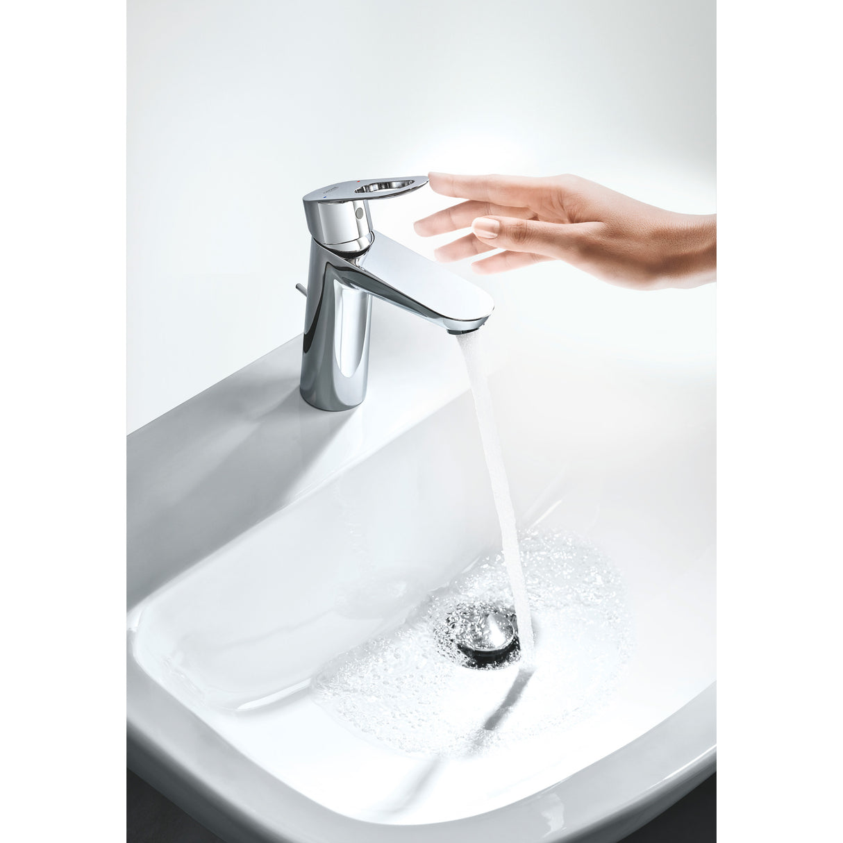 Mitigeur lavabo Grohe chromé, robinet salle de bain couleur argent brillant