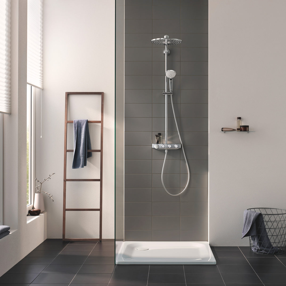 Colonne de douche Grohe chromée sur carrelage gris dans une salle de bain moderne