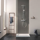 Colonne de douche Grohe chromée sur carrelage gris dans une salle de bain moderne