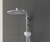 Douche Grohe, colonne de douche en inox, couleur chrome, sur carrelage gris.