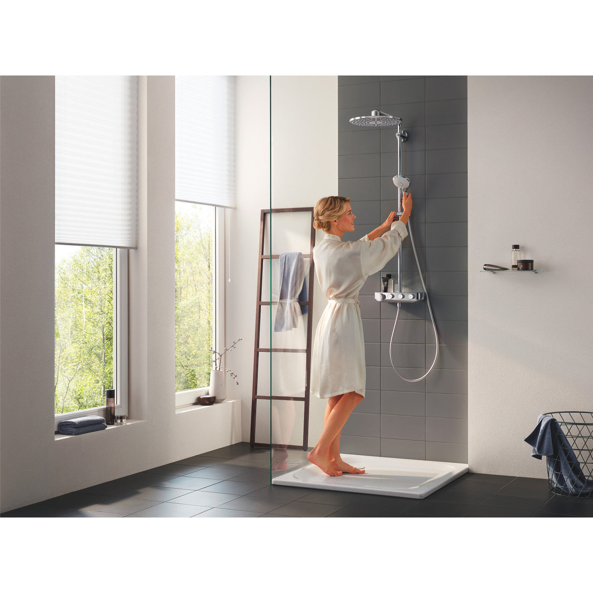 Douche Grohe, colonne de douche chromée avec pommeau, salle de bain moderne, couleur gris argenté.