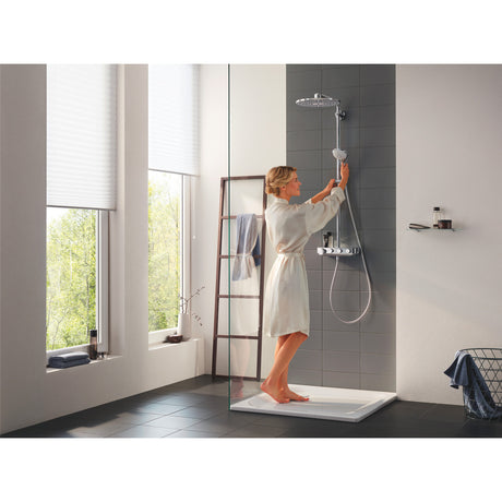 Douche Grohe, colonne de douche chromée avec pommeau, salle de bain moderne, couleur gris argenté.