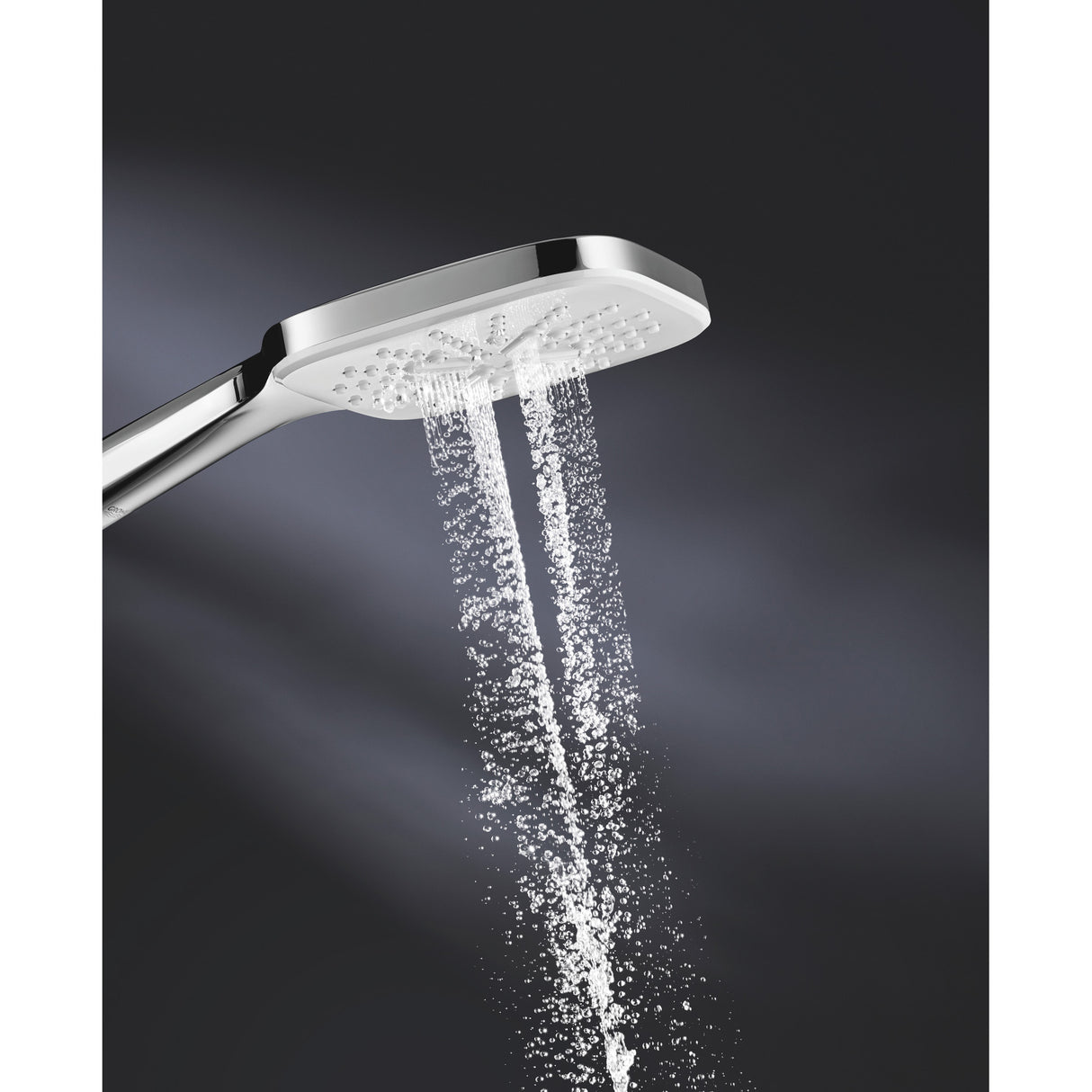 Pommeau de douche Grohe rectangulaire, chromé, avec jets d’eau, couleur argent.