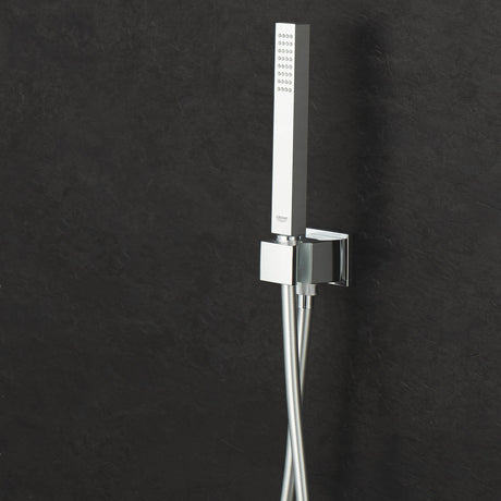 Douchette Grohe, pommeau de douche carré, couleur chromée, fixée sur mur noir