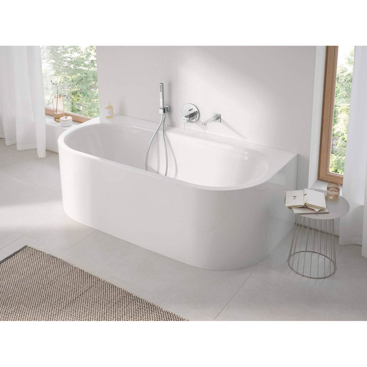 Baignoire blanche Grohe en acrylique, forme arrondie, salle de bain lumineuse.