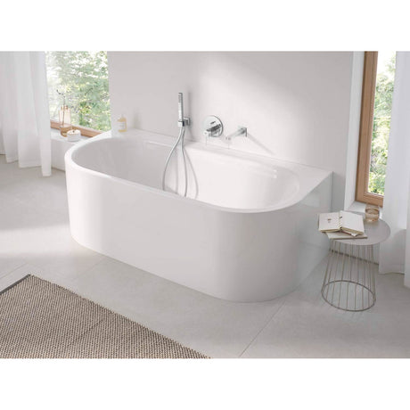 Baignoire blanche Grohe en acrylique, forme arrondie, salle de bain lumineuse.