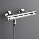 Mitigeur thermostatique de douche Grohe en finition chromée, installé sur un mur gris.