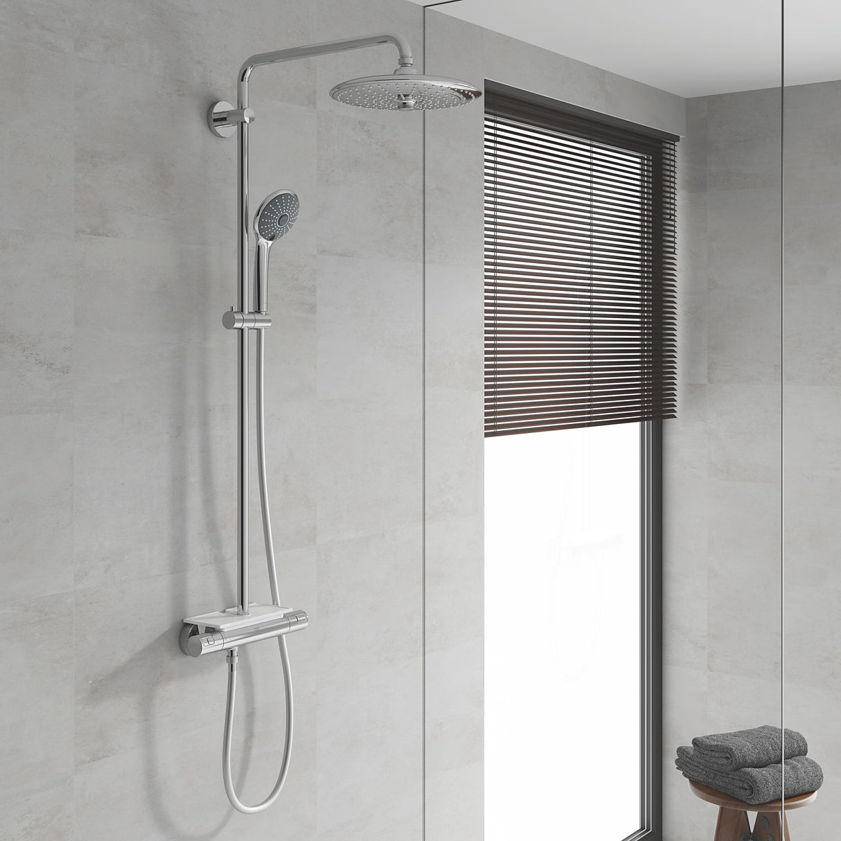 Colonne de douche Grohe en inox chromé, moderne, avec pommeau et douchette, couleur argentée