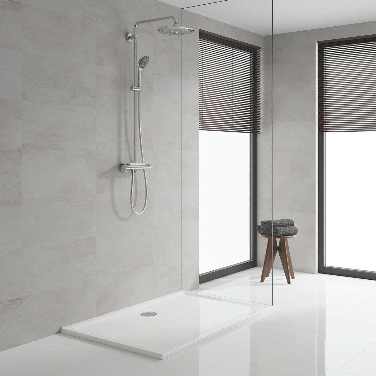 Colonne de douche Grohe chromée, design moderne, couleur argent, salle de bains lumineuse