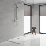 Colonne de douche Grohe chromée, design moderne, couleur argent, salle de bains lumineuse