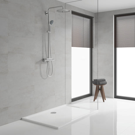 Colonne de douche Grohe chromée, design moderne, couleur argent, salle de bains lumineuse