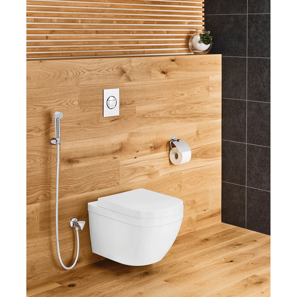 Toilette suspendue blanche Grohe, WC moderne en céramique avec bouton chromé.