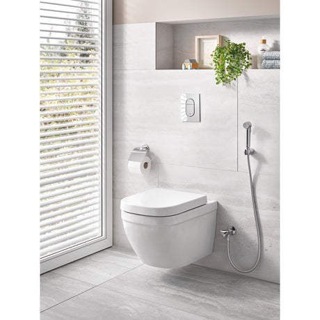 WC suspendu blanc Grohe, toilettes murales modernes couleur blanche.