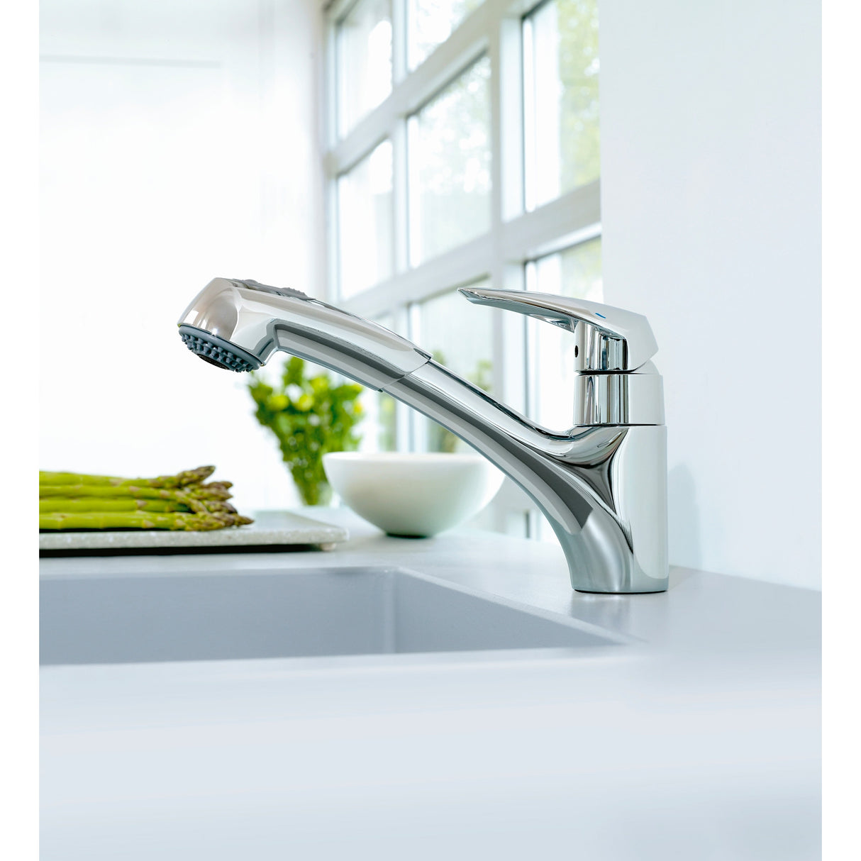 Mitigeur Grohe chromé pour évier, robinet cuisine couleur argent brillante.