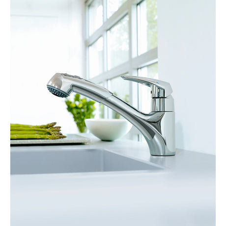 Mitigeur Grohe chromé pour évier, robinet cuisine couleur argent brillante.