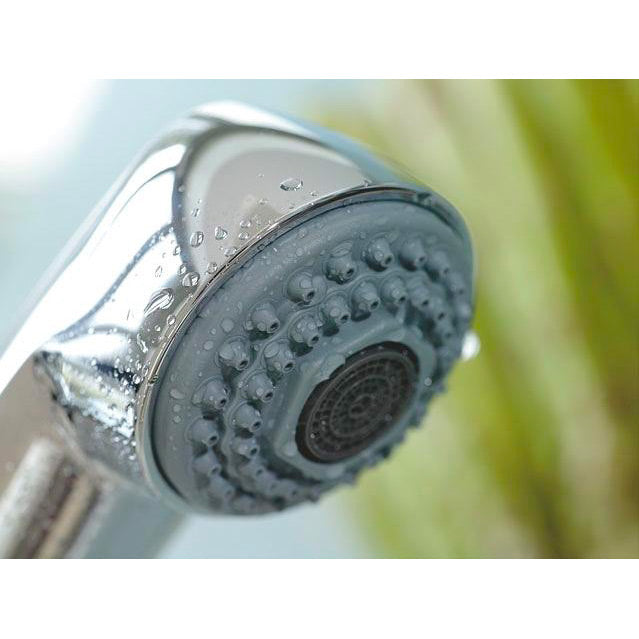 Pommeau de douche Grohe gris et chromé, jet réglable, marque visible sur la tête.