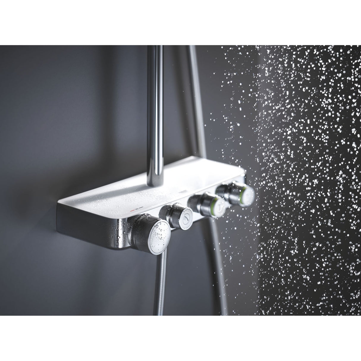 Mitigeur thermostatique de douche Grohe, couleur chrome, en fonctionnement avec jets d'eau.