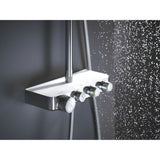 Mitigeur thermostatique de douche Grohe, couleur chrome, en fonctionnement avec jets d'eau.