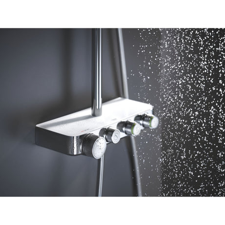 Mitigeur thermostatique de douche Grohe, couleur chrome, en fonctionnement avec jets d'eau.
