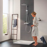 Colonne de douche Grohe chromée dans une salle de bain moderne, couleur gris et blanc