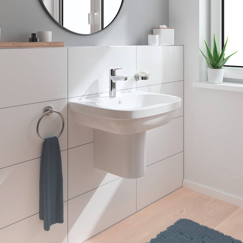 Lavabo blanc Grohe, céramique, avec robinet chromé, installé dans une salle de bain moderne