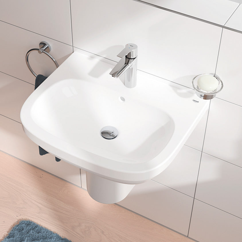 Lavabo blanc Grohe avec robinet moderne, salle de bain élégante